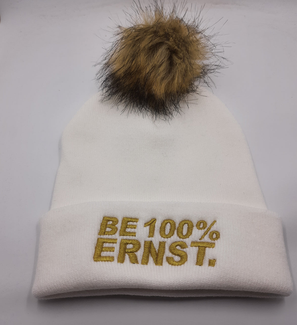 Ernst Performance Horses BE 100% ERNST. Beanie Weiß mit Bommel bestickt – Bild 3