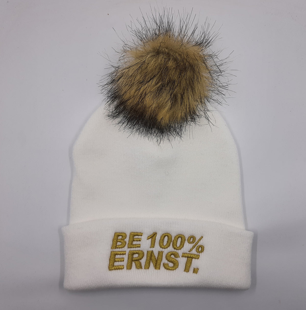Ernst Performance Horses BE 100% ERNST. Beanie Weiß mit Bommel bestickt – Bild 1