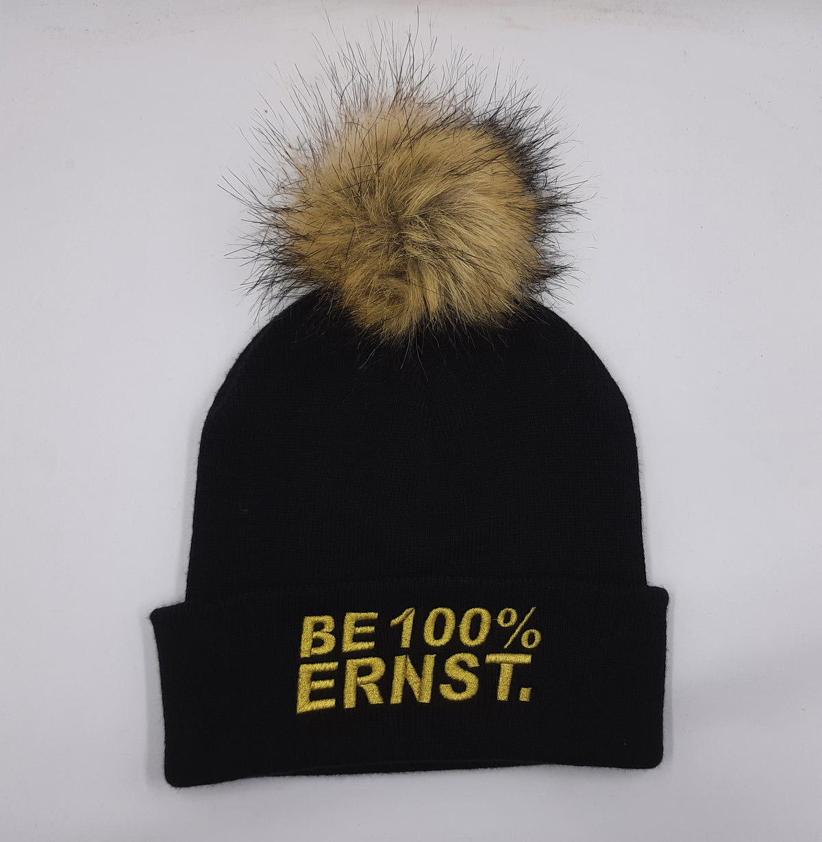 Ernst Performance Horses BE 100% ERNST. Beanie Schwarz mit Bommel bestickt – Bild 1